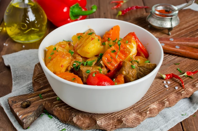 Jídlo z jednoho hrnce, které způsobí senzaci. Recept na vydatný pastýřský guláš.