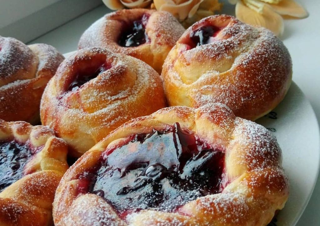 Když začíná sezóna švestek, peču tyto sladké buchty. Jednoduchý a osvědčený recept.