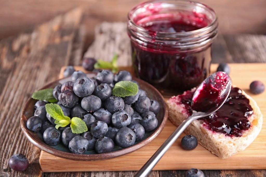 Pokud máte rádi borůvky, vyzkoušejte tento recept. Chutné marmelády pouze ze tří ingrediencí.