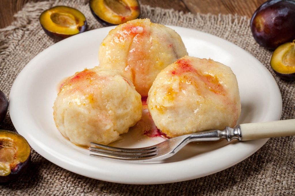 Jak připravit knedlíky se švestkami? Babiččin recept