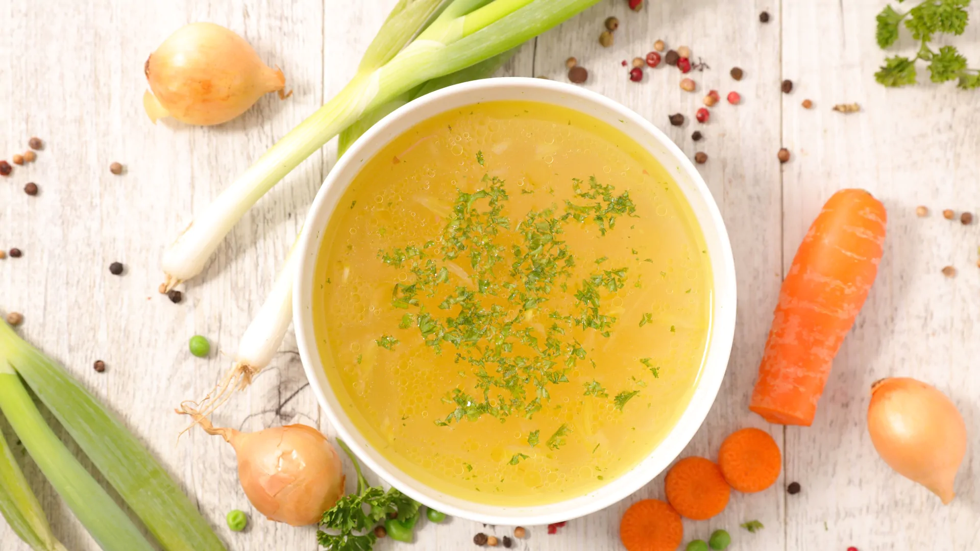 Bujón často připravuji z těchto levných druhů masa. Je vývarový, aromatický a velmi sytý.