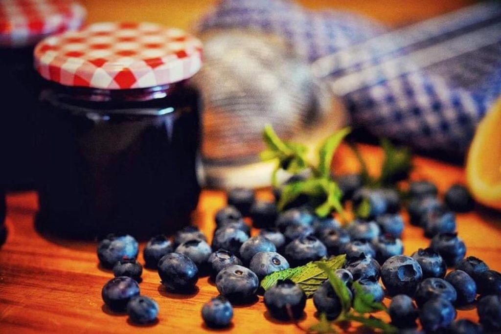 Pokud máte rádi borůvky, vyzkoušejte tento recept. Chutné marmelády pouze ze tří ingrediencí.
