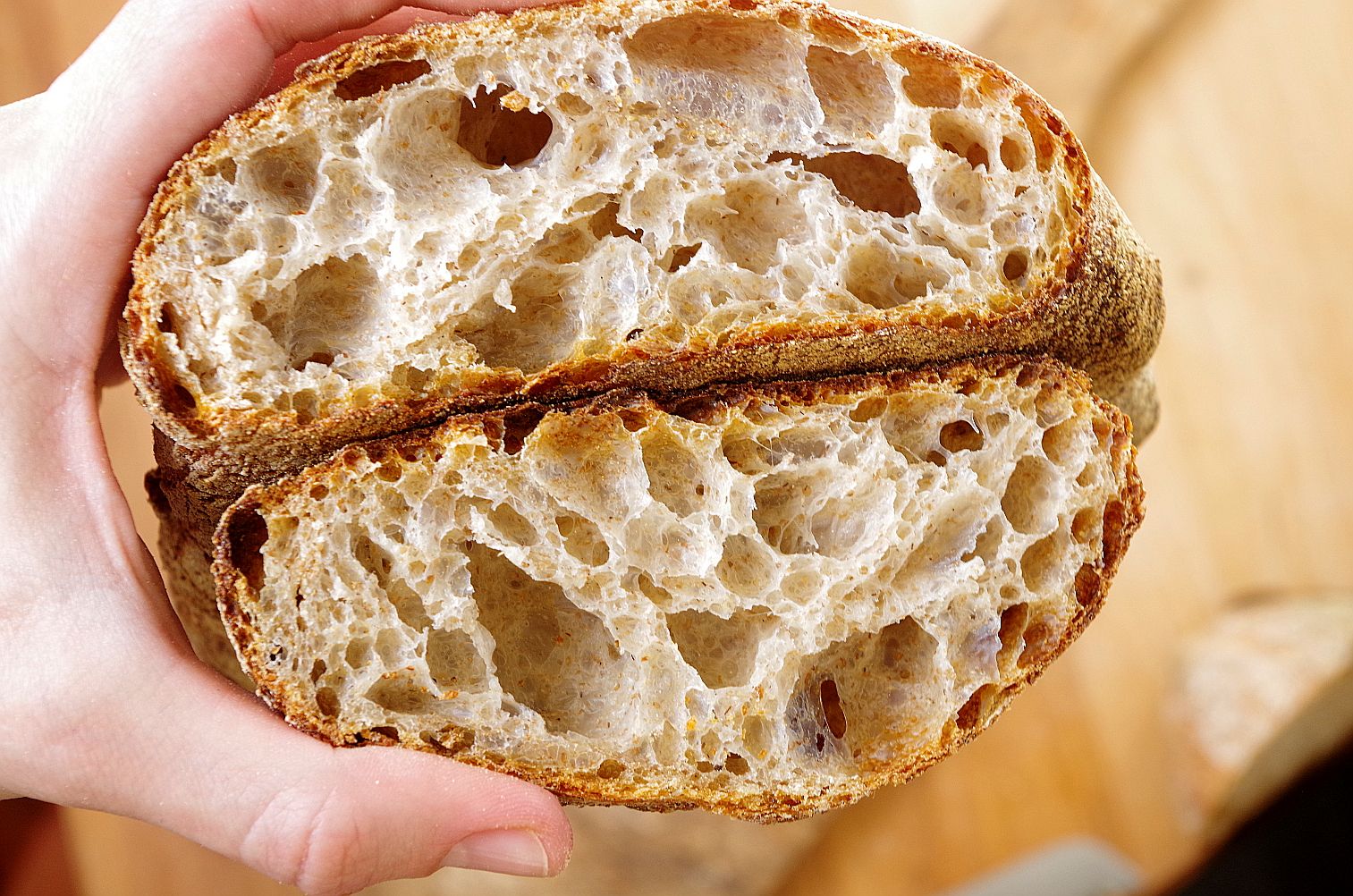 Tento recept na chléb jsem dostala od známé sestřičky. Peče nejlepší chléb v okolí.