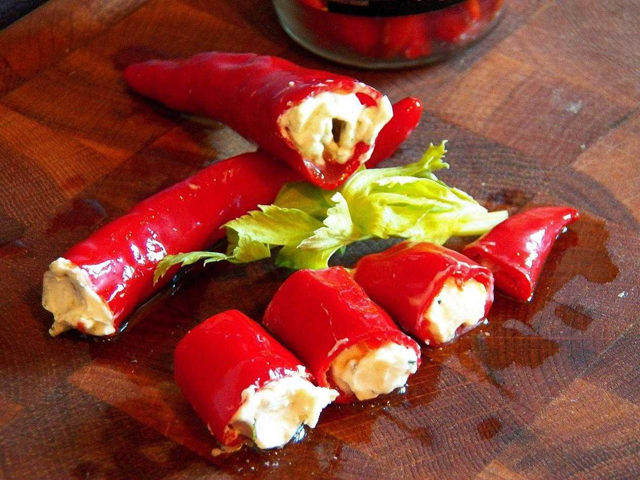 Rychlá pochoutka na každou párty. Recept na plněné papriky