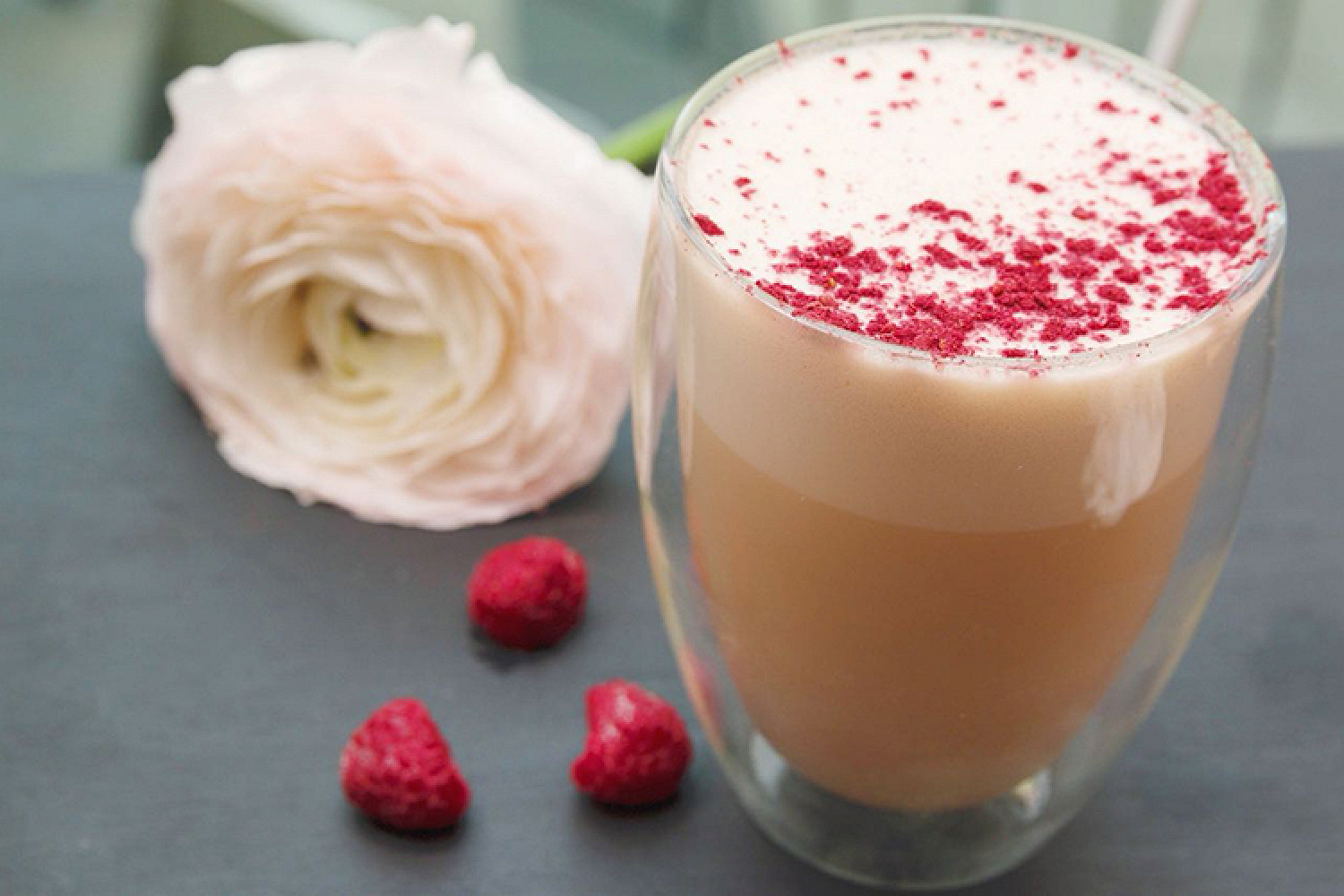 Postaví vás na nohy a chutná jako dezert. Malinové latte lepší než v kavárně