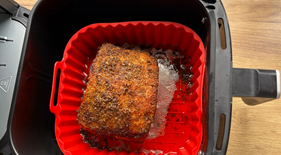 Domácí slanina připravená v horkovzdušné fritéze. Chuť, která předčí maso z obchodu.