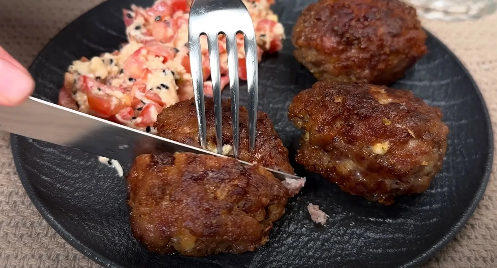 Zapomenutá kotleta z dob komunistického režimu. Vypadala jako mleté maso, ale chutnala lépe než hamburger.