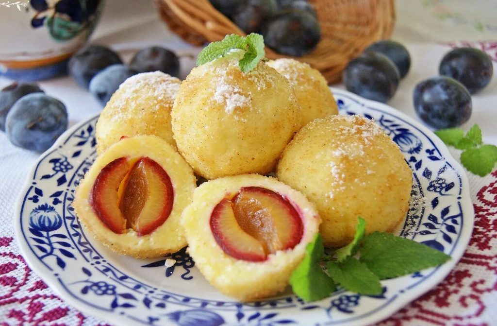 Jak připravit knedlíky se švestkami? Babiččin recept