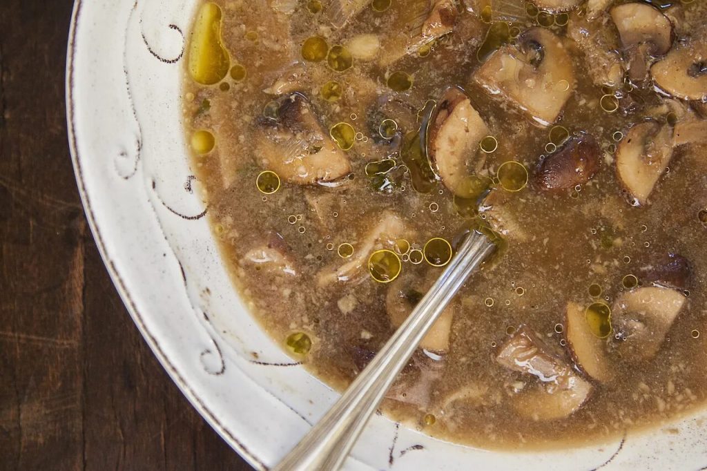 Hřejivá a voňavá polévka. Chutí připomíná dršťky, ale její ingredience překvapí.