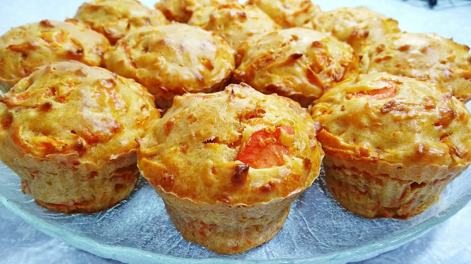 Smíchejte tři ingredience a dejte do formy na muffiny. Skvělá předkrm nebo lehká svačina.