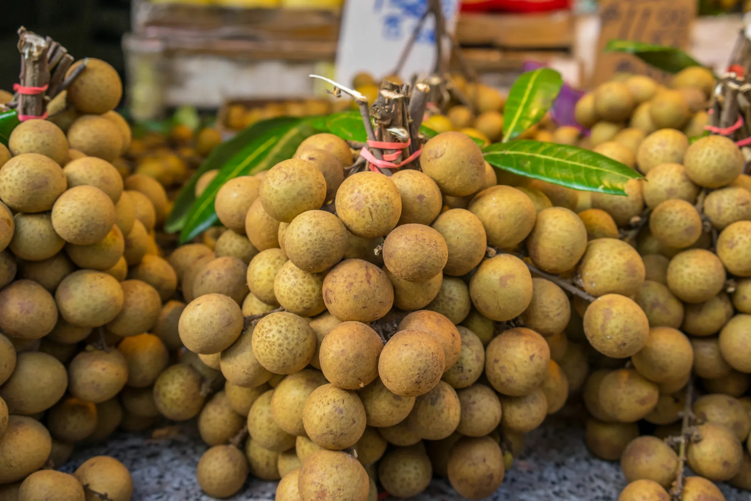 Vypadá jako mladé brambory, chutná jako směs grapefruitu a hroznového vína. Obsahuje mnoho vitamínů a pomáhá bojovat proti migréně.