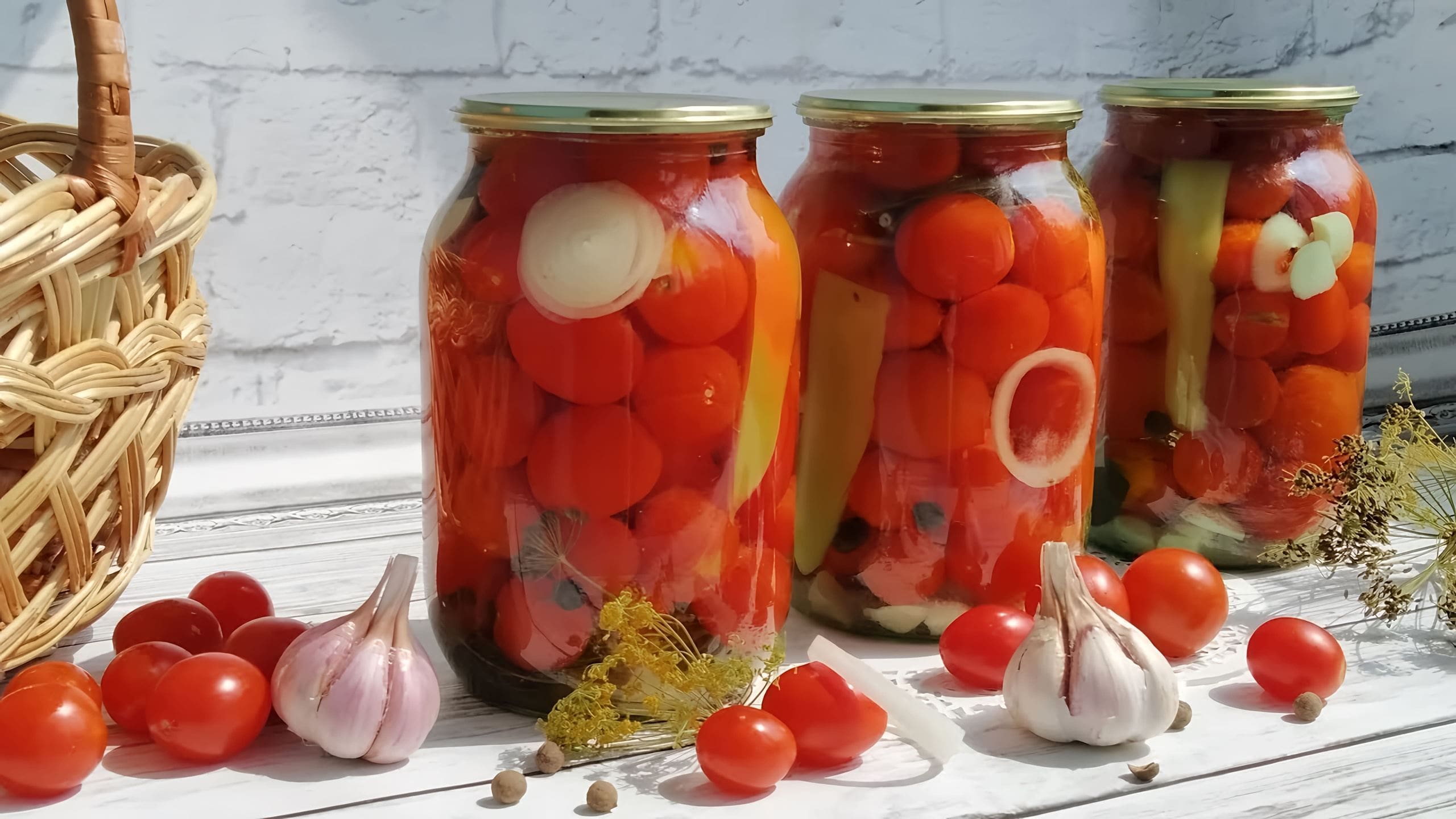 V zimě nekupuji rajčata v supermarketu, protože mám lepší způsob. Nakládám je do sklenic a připravuji marinádu