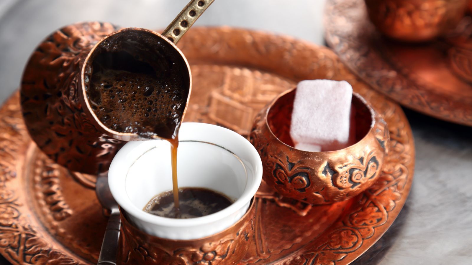 Je zdravější, aromatický a jedinečný. Vařená káva se vrací do módy.