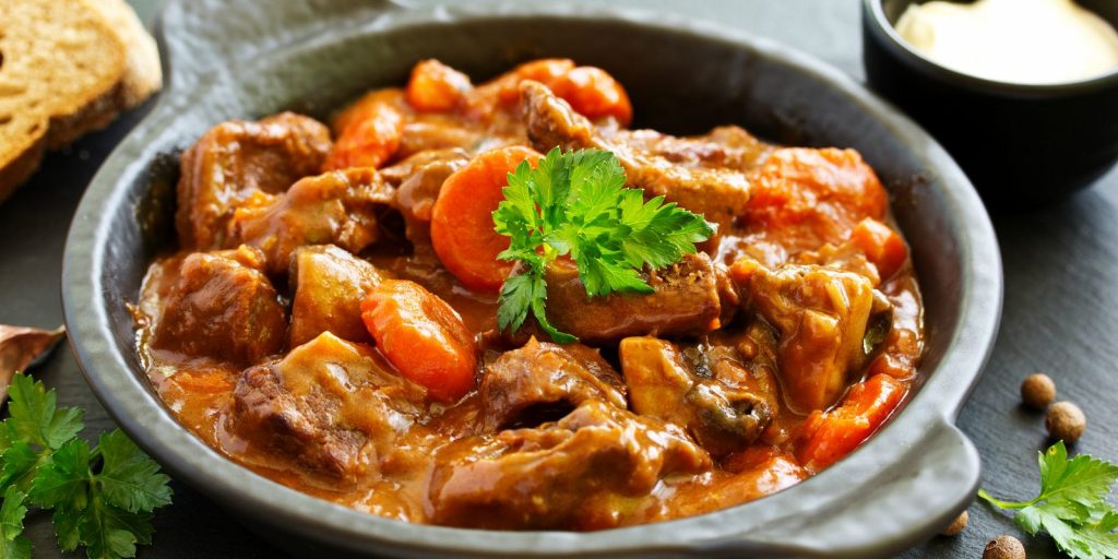 Jídlo z jednoho hrnce, které způsobí senzaci. Recept na vydatný pastýřský guláš.