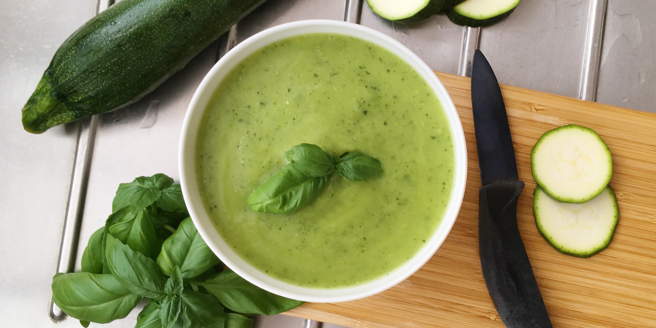 Přidám zeleninu do vývaru a rozmixuji. Krém zmizí do poslední kapky