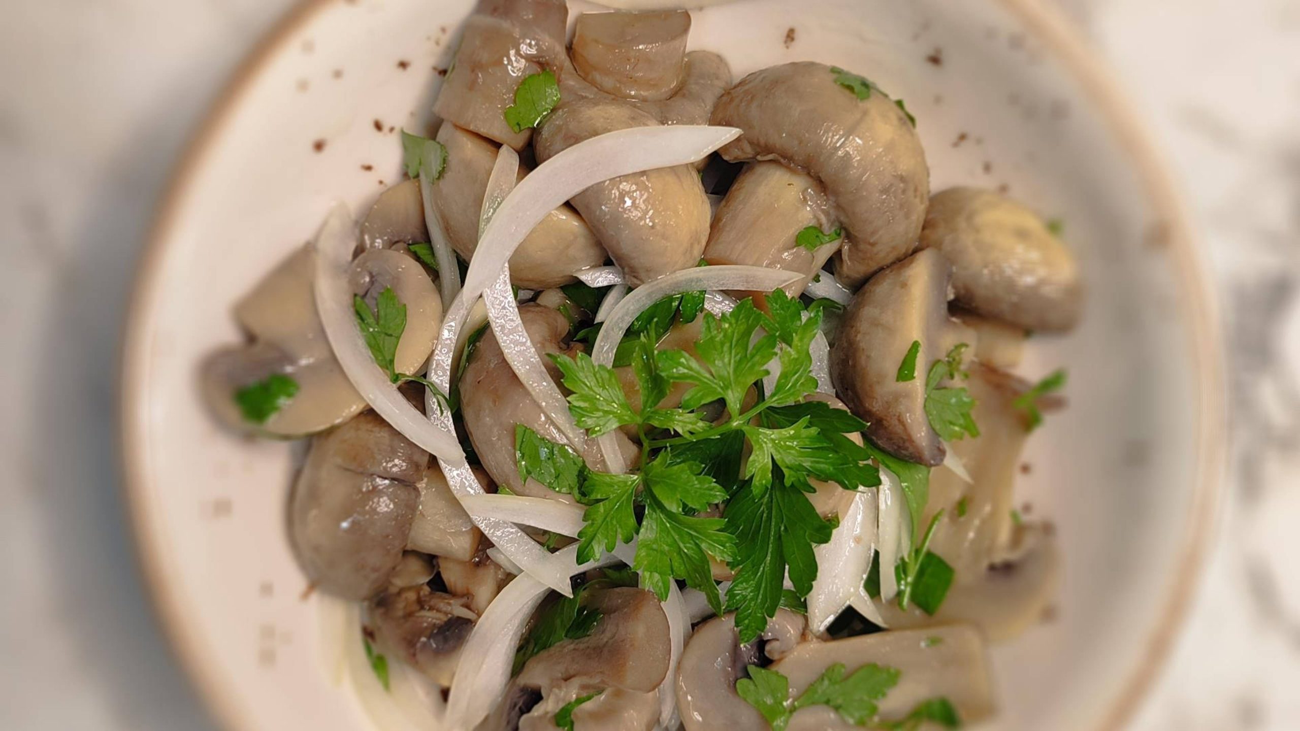 Oblíbená pochoutka na všechny večírky. Recept na nakládané žampiony