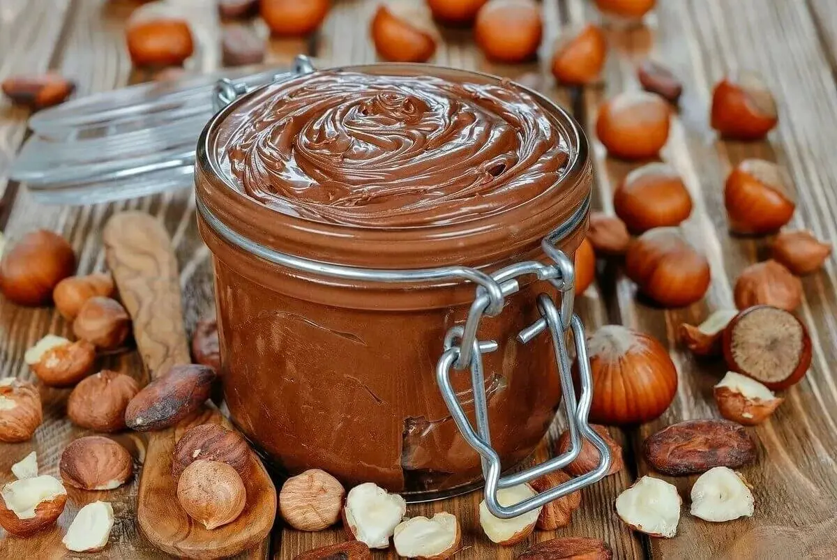 Míchám podzimní ořechy, dokud nevznikne sametová hmota. Tento olej je přírodní a velmi chutný.