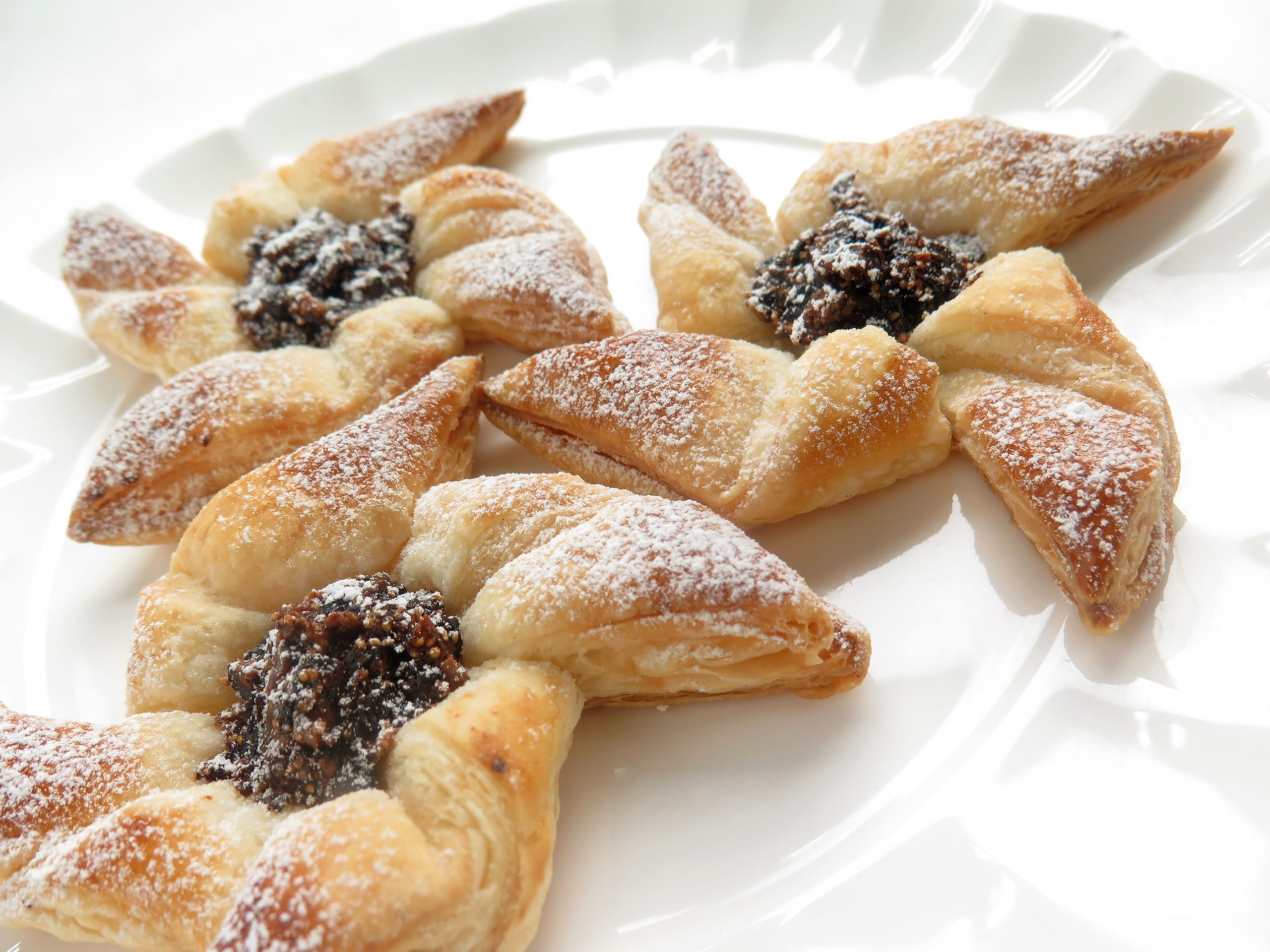 Rychlý dezert k kávě? Tyto věnce se švestkami vypadají jako z cukrárny a všichni se ptají na recept