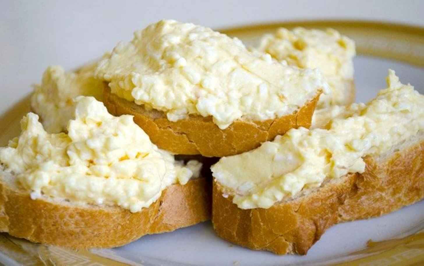 Nouzový sendvič z minulého století. Uvnitř je vaječná pasta ochucená oblíbenou omáčkou