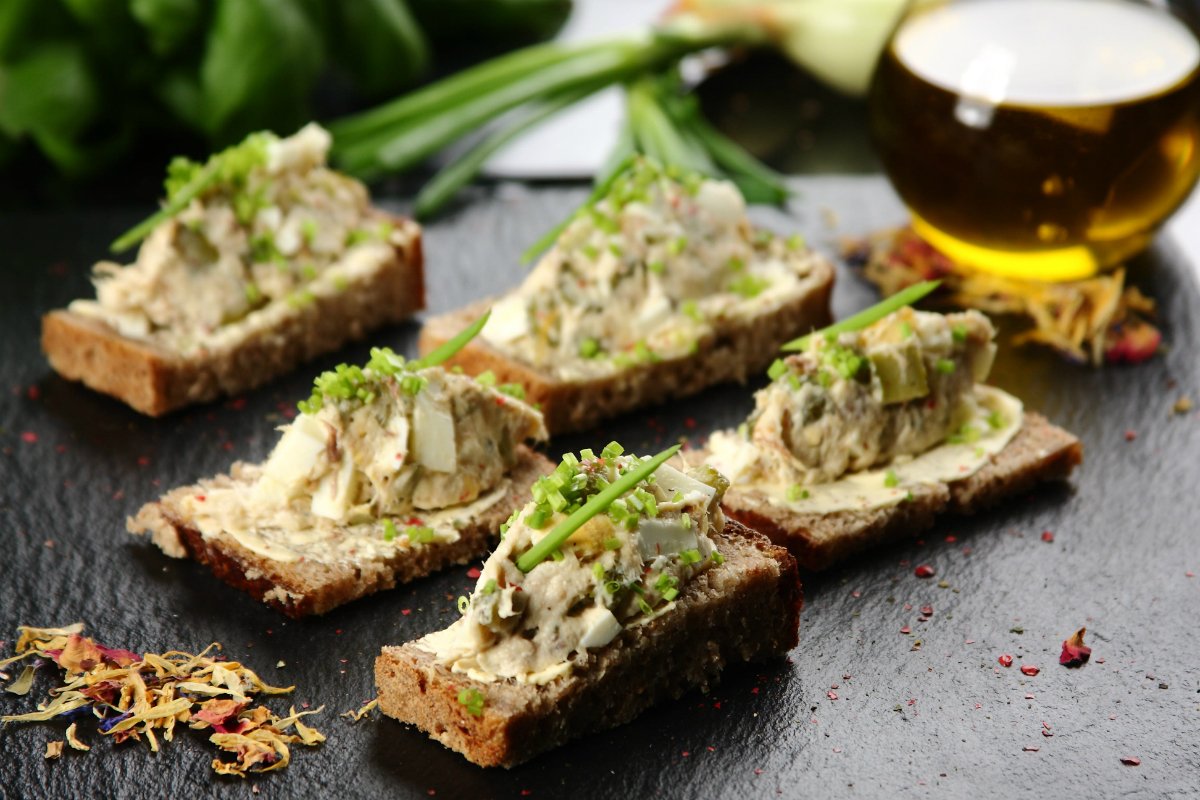 Není to cibule ani majonéza. Další ingredience dělá z této pomazánky opravdovou bombu na chleba.