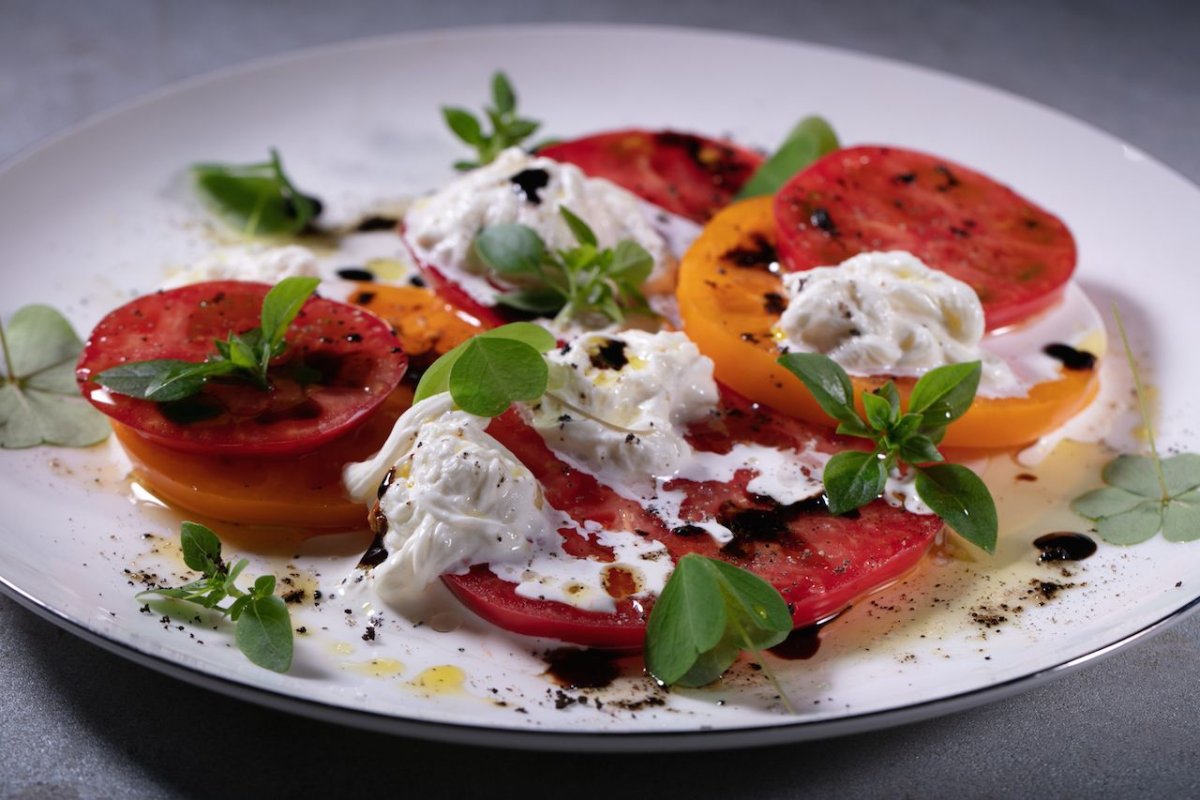 Carpaccio z rajčat s kešu krémem, elegantní, lehké, veganské a voňavé jídlo