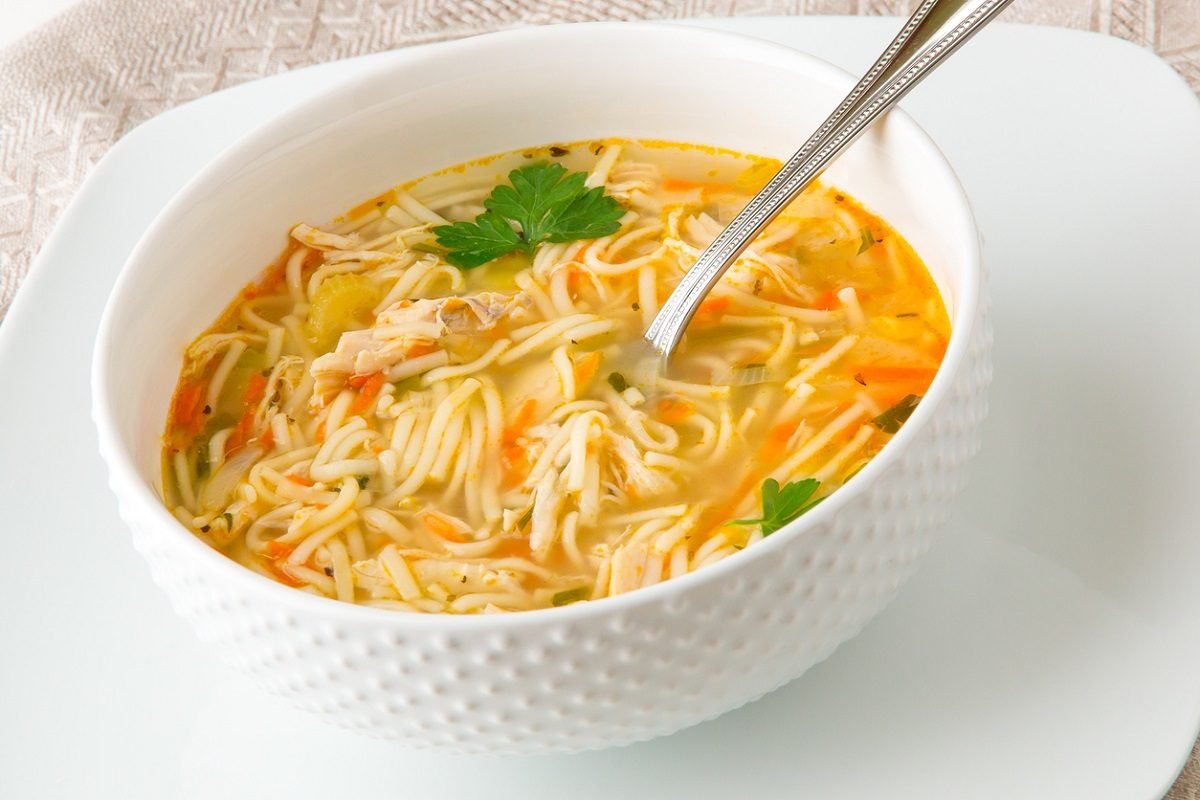 Recept na rychlou a jednoduchou kuřecí polévku s nudlemi