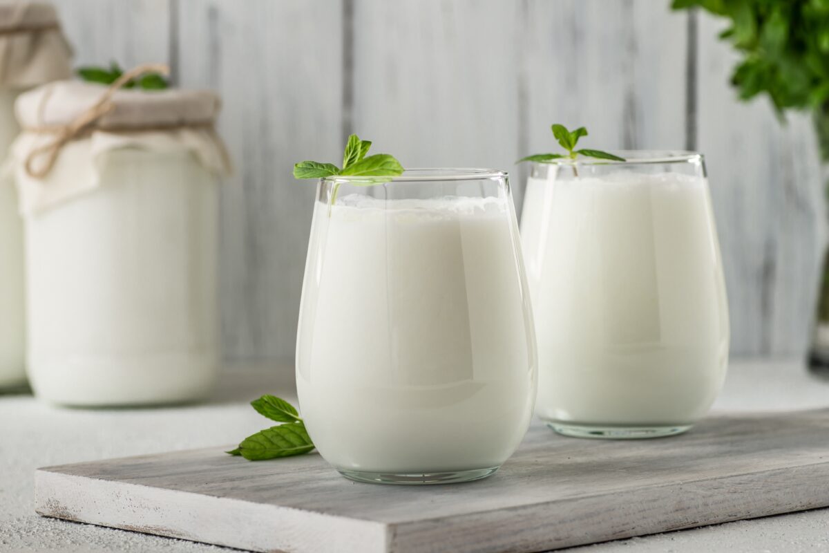 Osvěžující turecký jogurtový nápoj z domova: ayran se snadno připravuje.