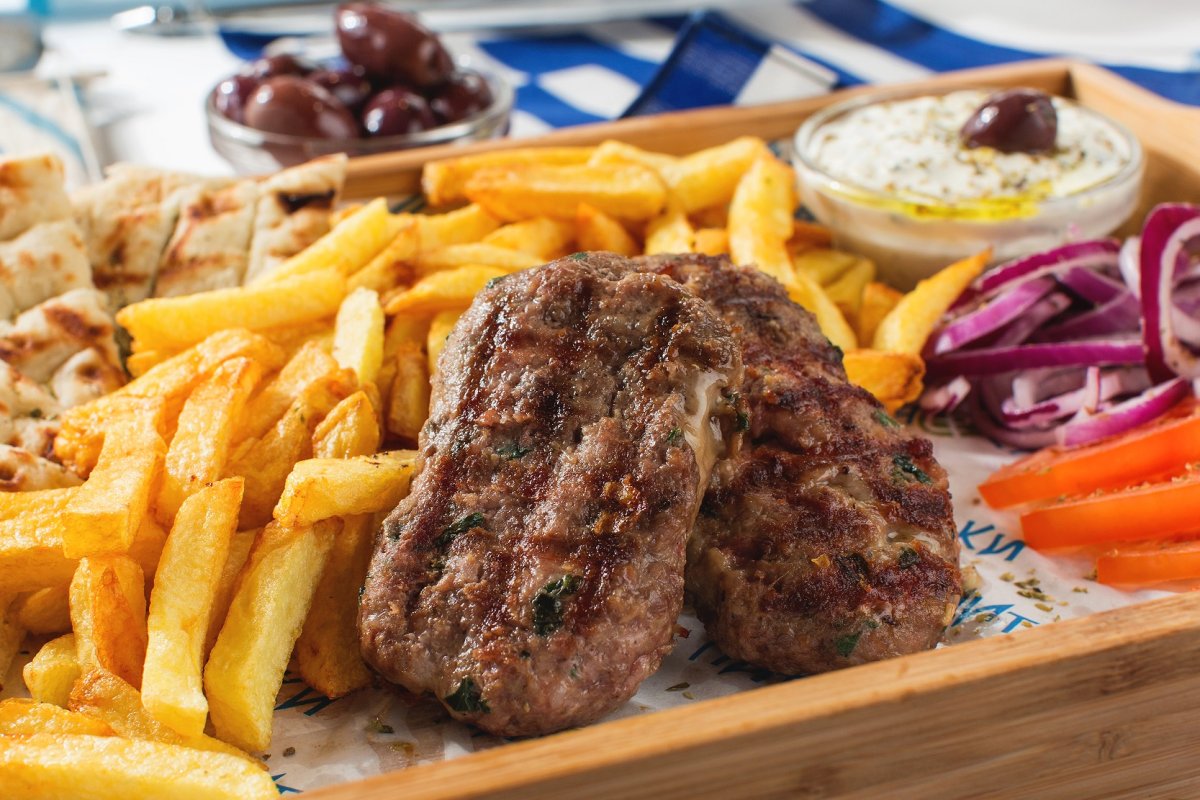 Tvůj nový oblíbený recept pro horkovzdušnou fritézu: bifteky jako v řecké restauraci
