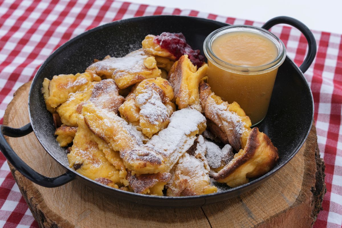 Kaiserschmarrn je velmi chutné jídlo, ale jeho příprava není úplně jednoduchá. Tři nejlepší kuchaři prozrazují své recepty.