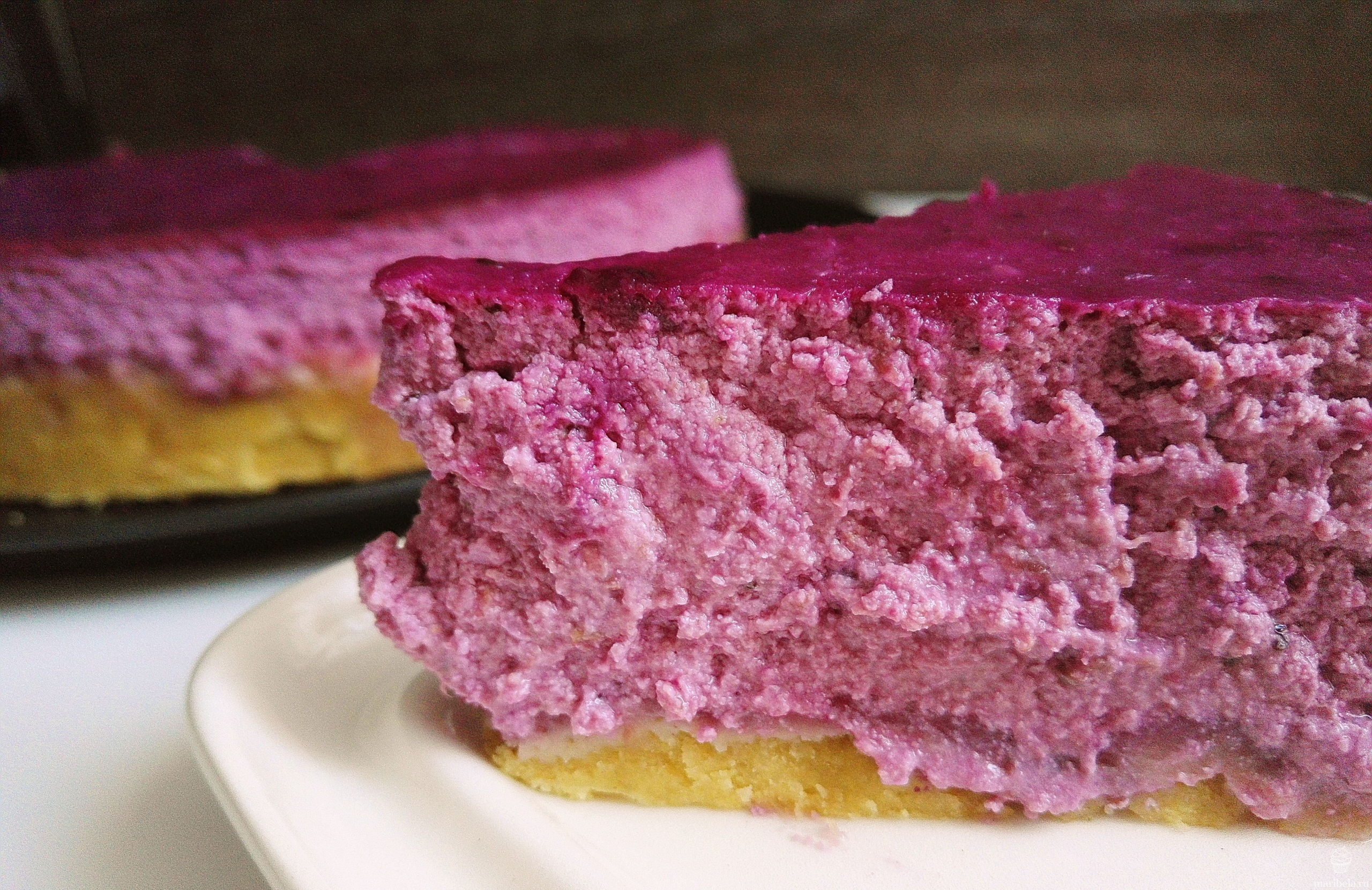 Recept na jogurtový dort s červenými bobulemi, který se připravuje bez trouby a je ideální jako osvěžující dezert