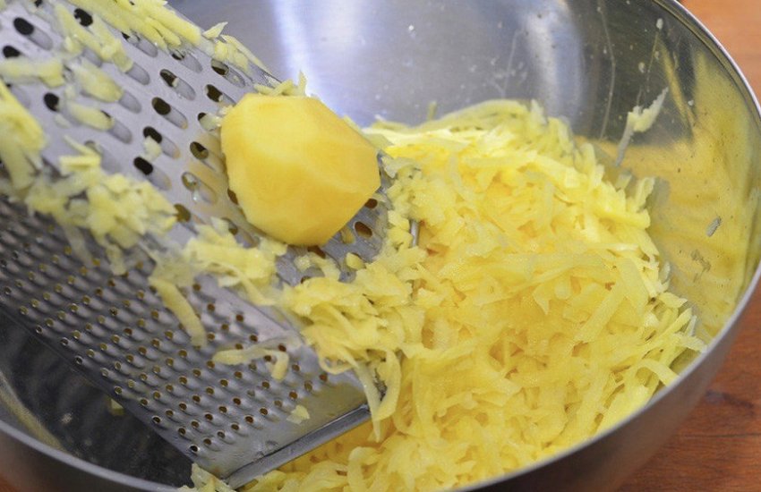 Moje maminka přidává 1 lžíci do bramboráků. Neabsorbují olej a jsou dokonale křupavé.