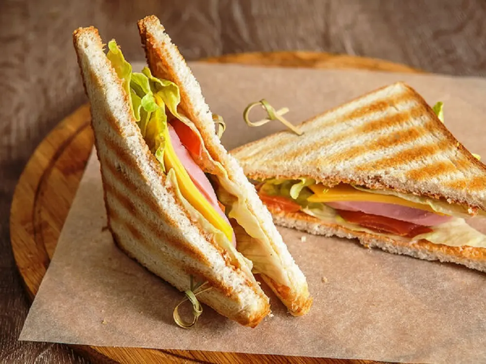 Rychlé sendviče pro velkou společnost. Recept je jednodušší, než si myslíte.