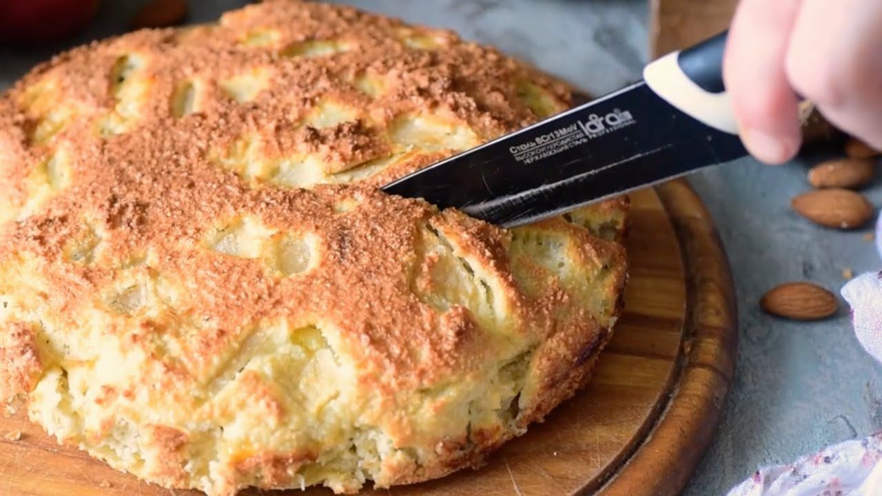 Jablečný koláč bez mouky a cukru: zdravý recept bez lepku v několika krocích