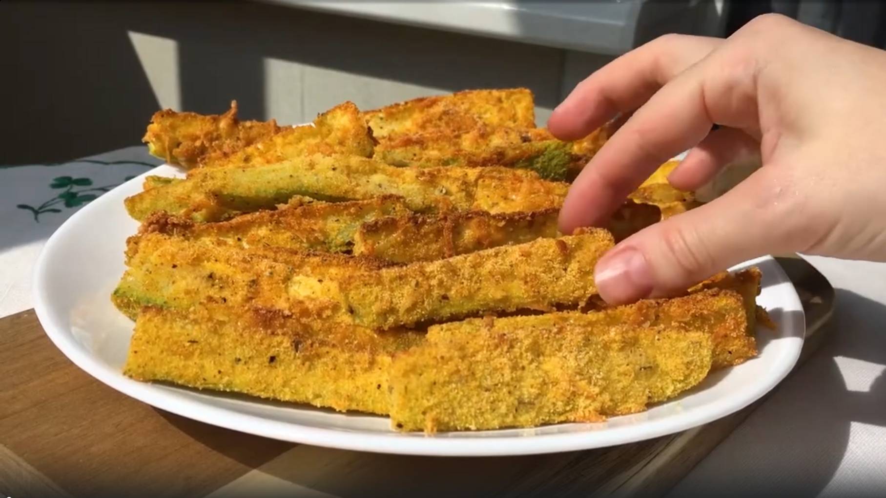 Měkké uvnitř a křupavé zvenku. Smažené cukety – ideální předkrm.