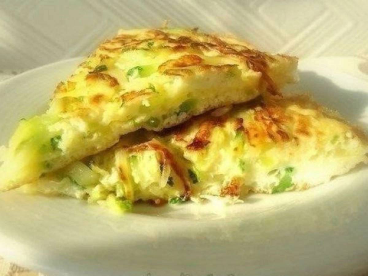 Zeleninová placka s cuketou a cibulí v mixéru: bez mouky, zdravá a hotová za 5 minut