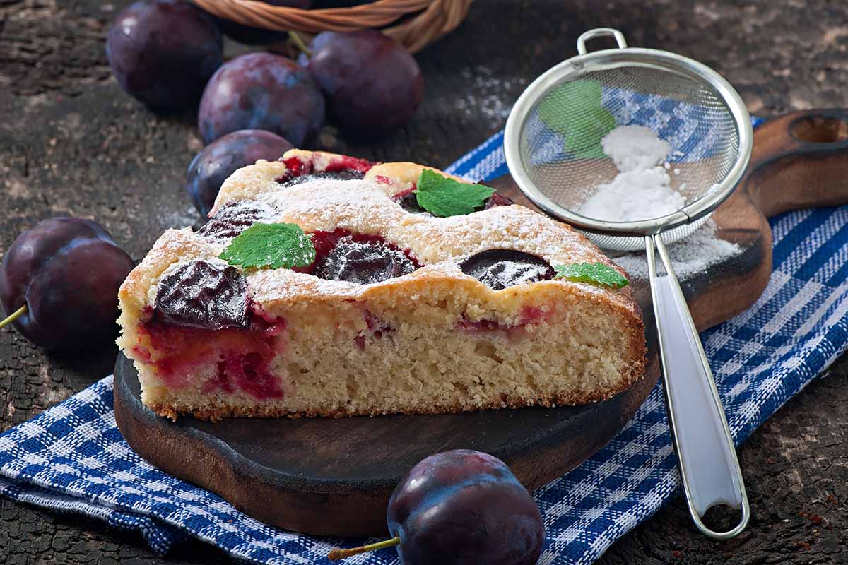 Smíchám několik ingrediencí a přidám aromatické švestky. Tento jednoduchý koláč je tak chutný, že si budete olizovat prsty!