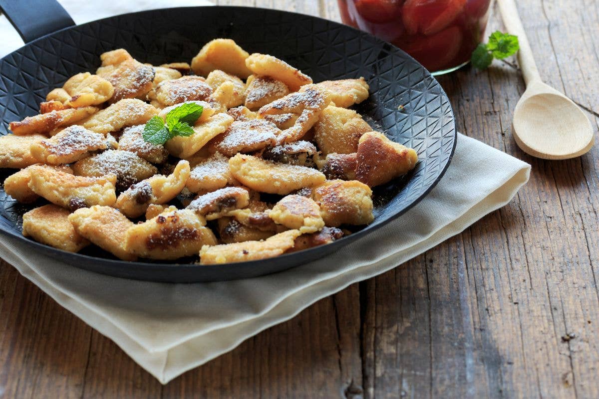 Kaiserschmarrn je velmi chutné jídlo, ale jeho příprava není úplně jednoduchá. Tři nejlepší kuchaři prozrazují své recepty.