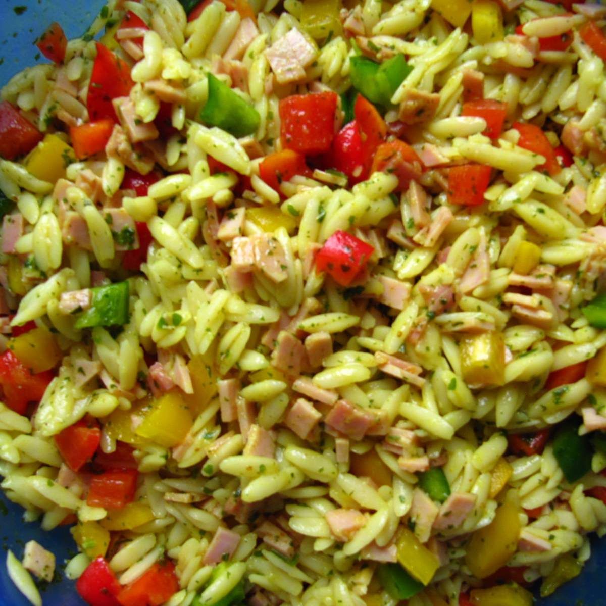 Lehký a svěží salát s těstovinami orzo. Je tak chutný, že nad talíři je slyšet jen mlaskání.