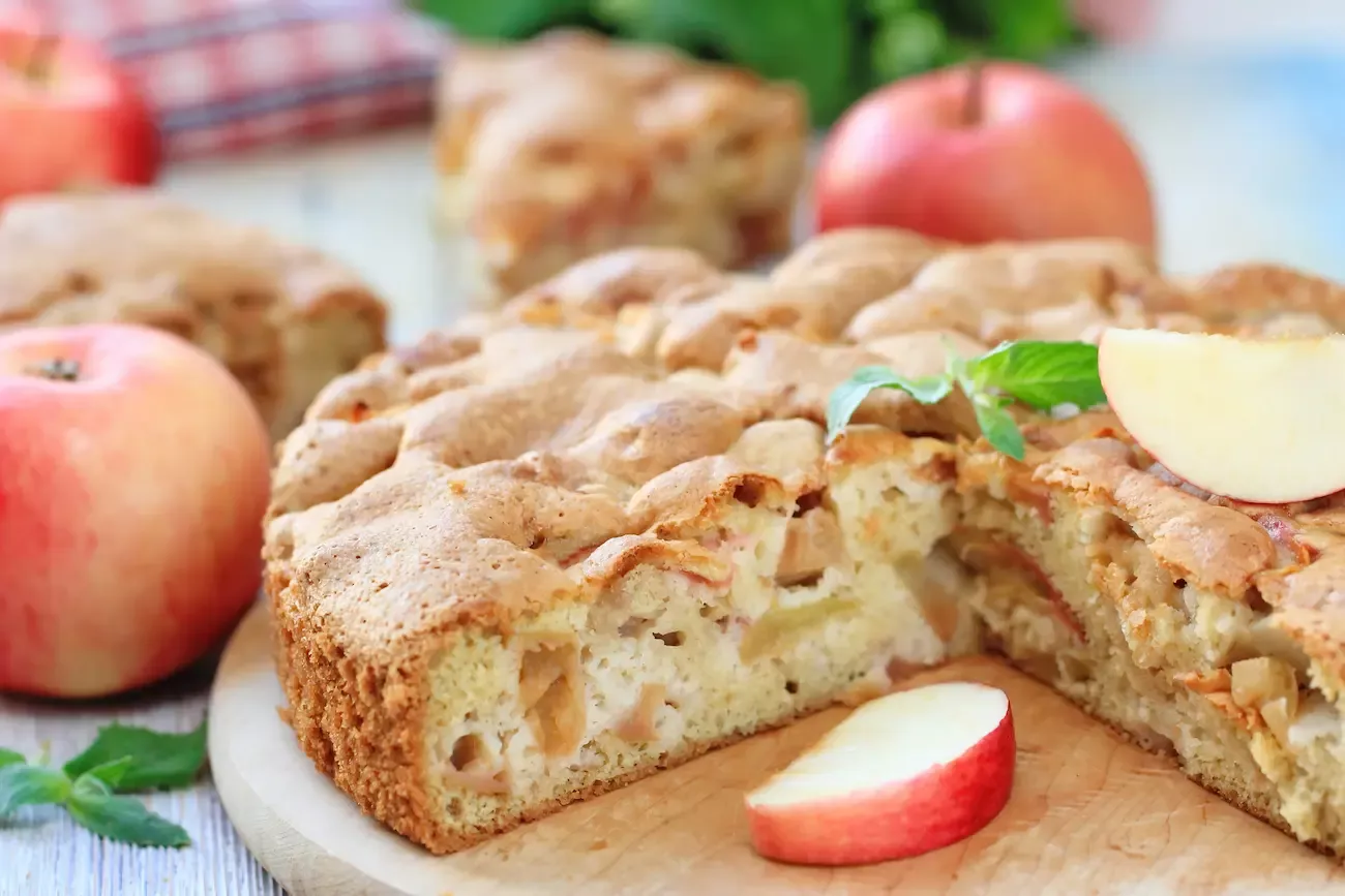 Vlhký kakaový koláč s jablky lze připravit za 15 minut. Recept je jednoduchý a chuť je úžasná.