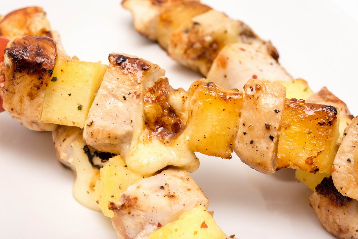 Špízy z marinovaného kuřecího masa a ananasu: jednoduchý a šťavnatý recept