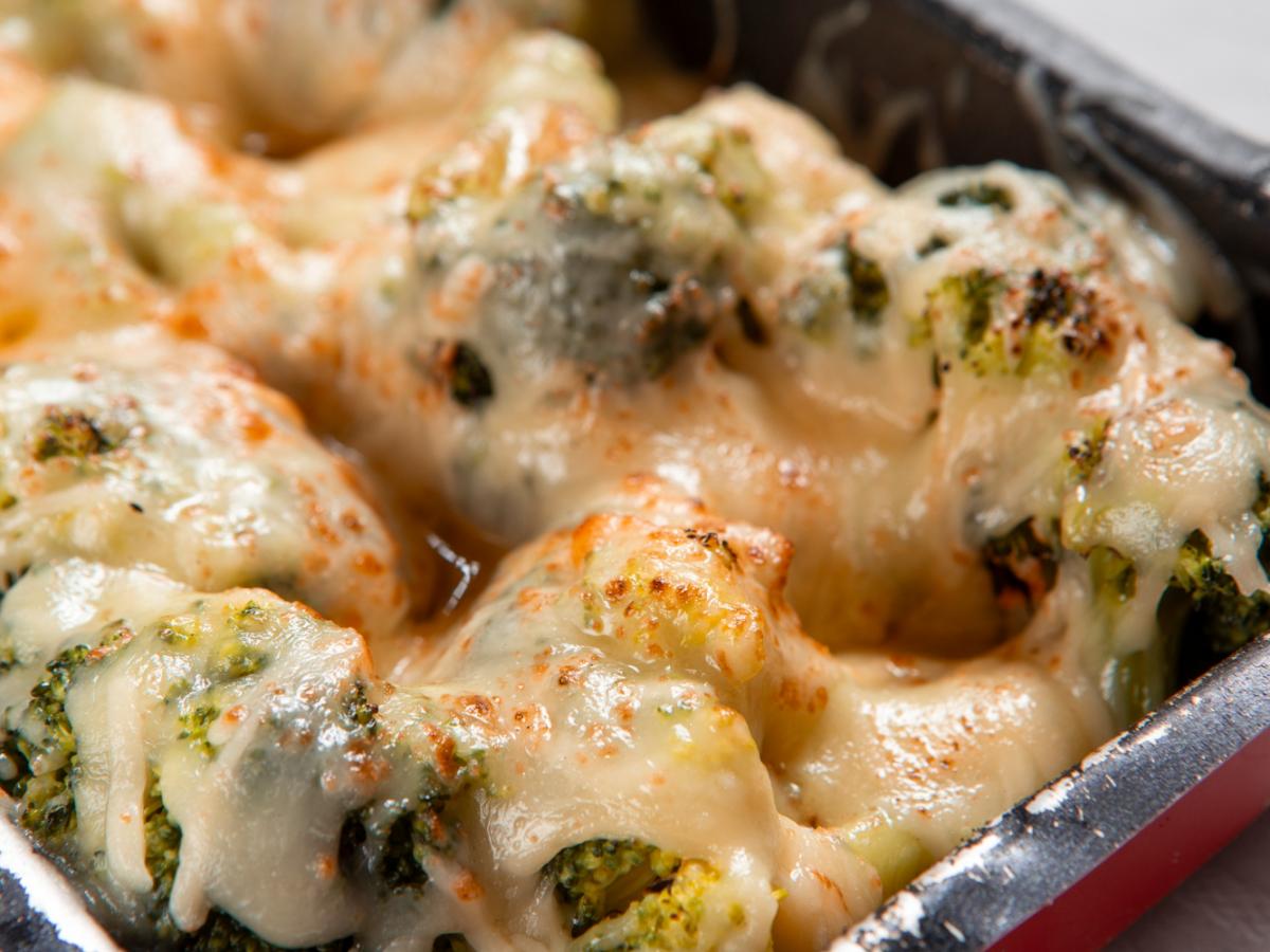 Zapečená pasta s kuřecím masem a brokolicí
