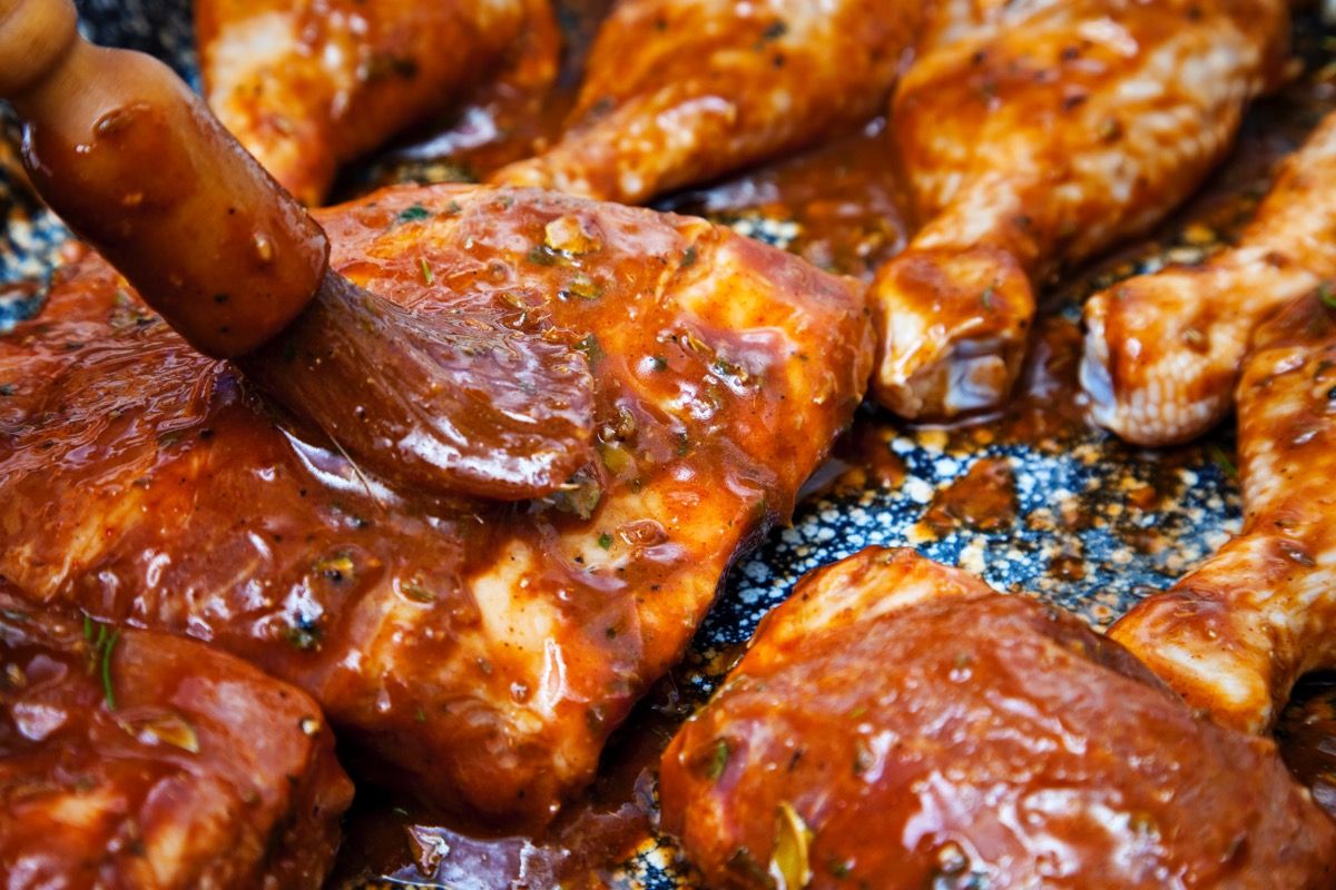 Vepřové maso s medem a hořčicí, pečené na grilu: maso uvnitř je neuvěřitelně šťavnaté