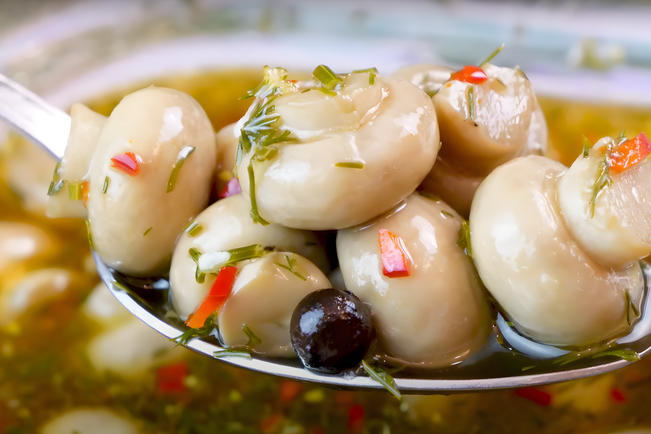 Oblíbená pochoutka na všechny večírky. Recept na nakládané žampiony
