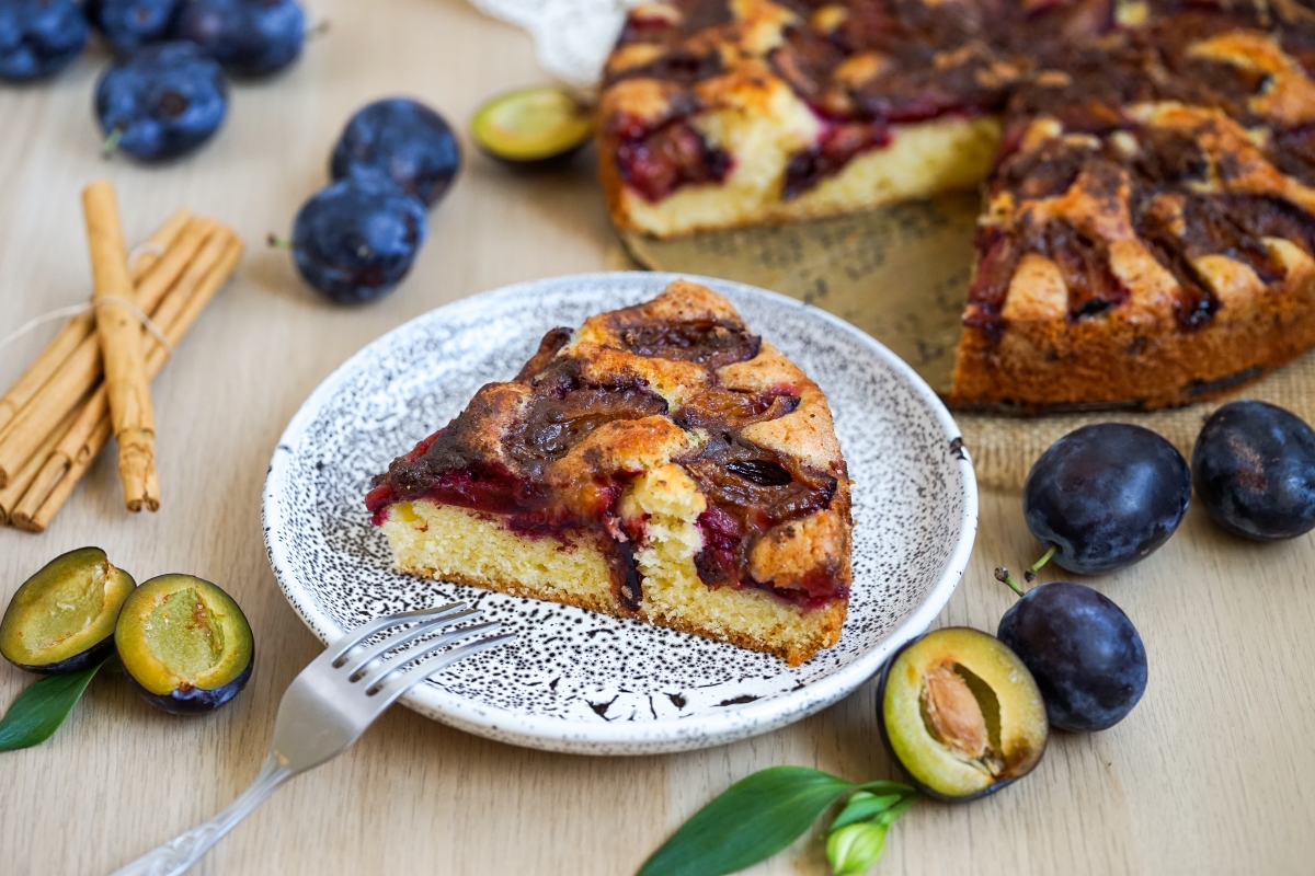 Smíchám několik ingrediencí a přidám aromatické švestky. Tento jednoduchý koláč je tak chutný, že si budete olizovat prsty!
