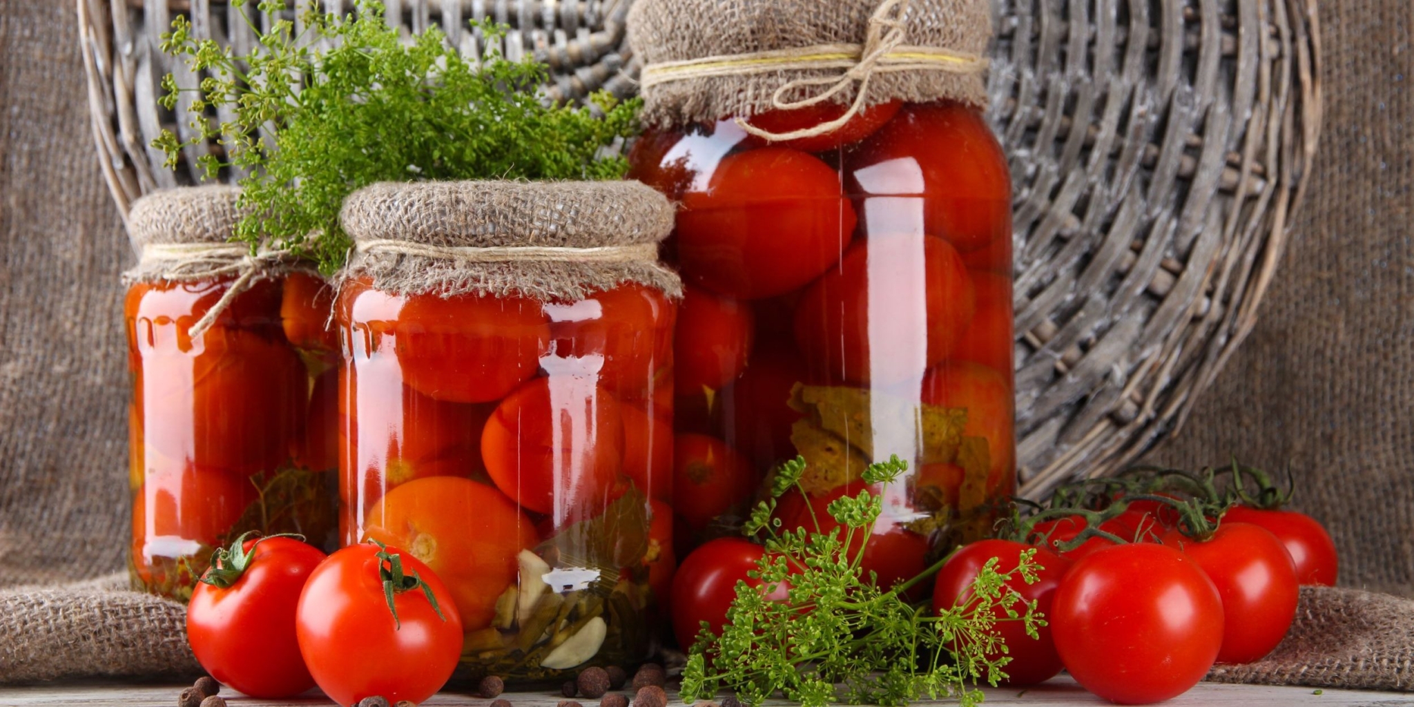 Dodnes vzpomínám na babiččiny rajčata z konzervy. Tento recept používám každý rok.