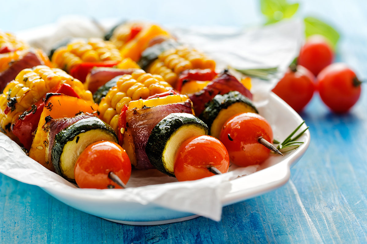 Mini špízy se sýrem a zeleninou: jeden z nejlepších vegetariánských receptů na grilování