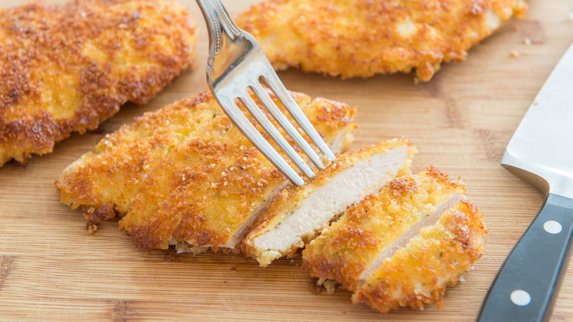 Místo vepřových kotlet připravuji řízky po pařížsku. Šťavnaté jako žádné jiné kotlety