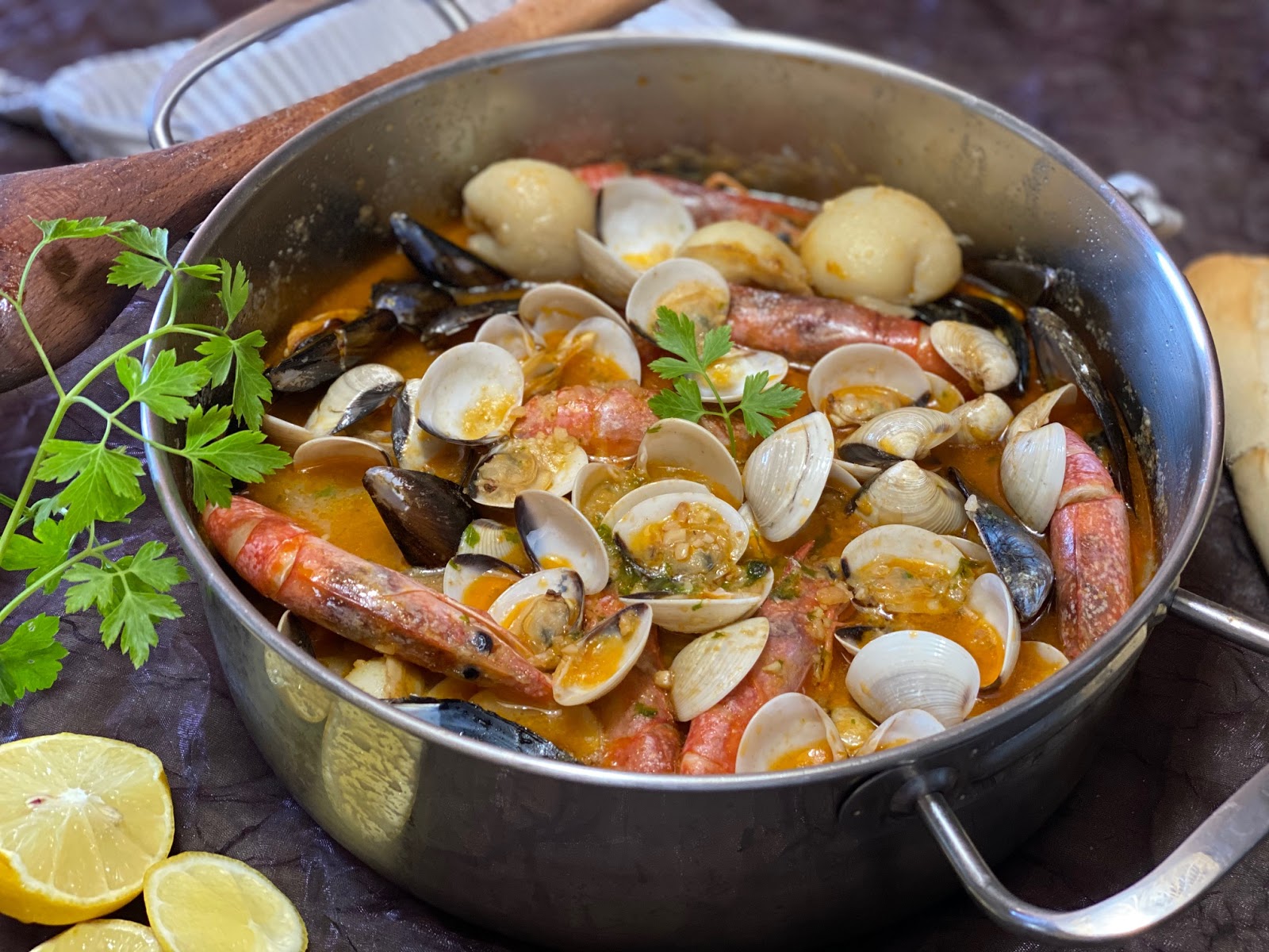 Recept na bouillabaisse: typická polévka z ryb a mořských plodů z jižní Francie, ideální pro letošní podzim