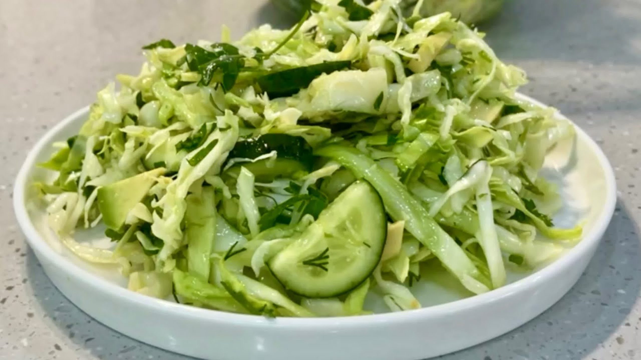 Nakrájím čínské zelí a přidám dvě zdravé ingredience. Křupavý salát za 10 minut