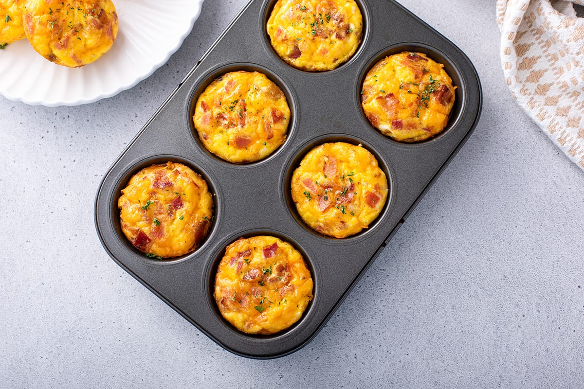 Vaječné muffiny jsou prostě vynikající. Zapomenete na nudné sendviče k snídani